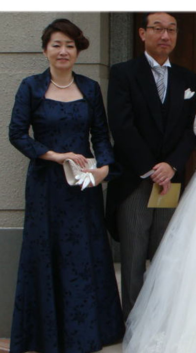 結婚式の母親ドレスを探しています 東京まで遠かったです レンタルドレスのマイナイトアウト